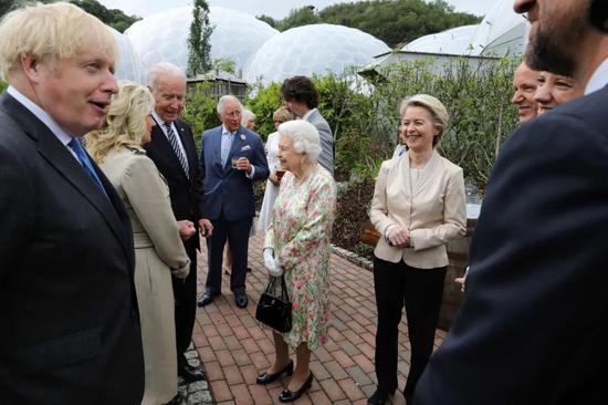  英国女王在康沃尔郡伊甸园举行欢迎会接待与会国领导人。来源：纽约时报