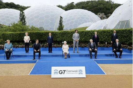 英国女王出现在G7领导人峰会C位,部分领导人“罚站”