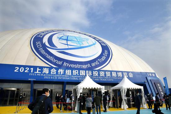 2021年4月26日，与会者进入2021上海合作组织国际投资贸易博览会会场。新华社记者李紫恒摄
