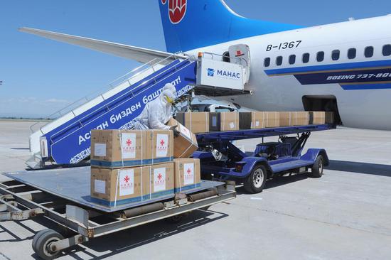 2020年5月11日，在吉尔吉斯斯坦首都比什凯克，中国政府第二批援吉抗疫医疗防护物资抵达玛纳斯国际机场。新华社发（吉尔吉斯斯坦政府新闻局供图）