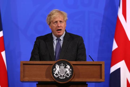 当地时间2021年6月14日，英国伦敦，英国首相约翰逊出席新闻发布会，宣布鉴于变异新冠病毒正在快速传播，将推迟执行“解封”措施。/IC Photo