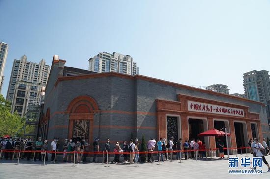  人们在上海中共一大纪念馆前排队等待参观（6月6日摄）。新华社记者 刘颖 摄