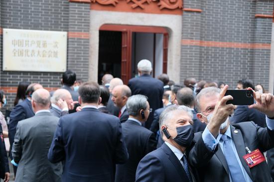 6月16日上午，40多个国家的驻华大使在上海参观中共一大会址和纪念馆。本文图除标记外，均为澎湃新闻特别对话会报道组 图