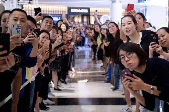  2019年8月24日，山西省太原市，某藝人現身粉絲見麵活動，吸引大批粉絲追星。