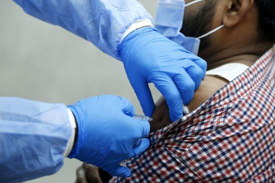 2月4日，一名医务人员在巴基斯坦伊斯兰堡的一所医院接种中国新冠疫苗。新华社发（艾哈迈德·卡迈勒摄）