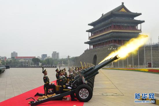 7月1日上午,庆祝中国共产党成立100周年大会在北京天安门广场隆重举行。这是礼炮鸣响。新华社记者 彭子洋 摄