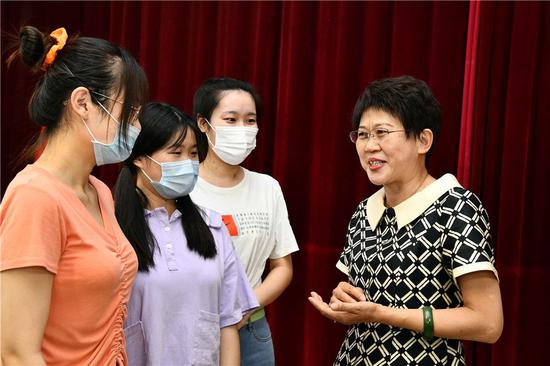 在山东潍坊学院法学院,全国人大代表高明芹(右一)在宣讲《民法典》相关内容(2020年6月16日摄)。新华社记者 郭绪雷 摄