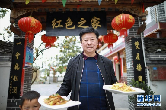 遵义市枫香镇花茂村村民王治强在自家的农家乐内端菜（2020年4月13日摄）。 新华社记者 刘续 摄