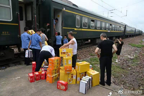 补给物资到达K226/7列车。图/郑州铁路