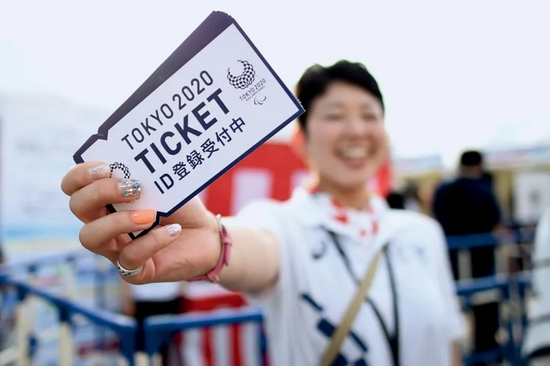  2018年7月24日，日本东京晴空塔，人们参加东京奥运会倒计时两周年庆祝活动。