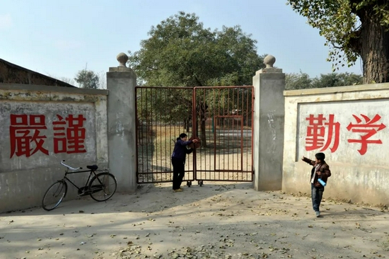 2013年10月，山西太原阳曲县马坡村小学仅剩一名教师。