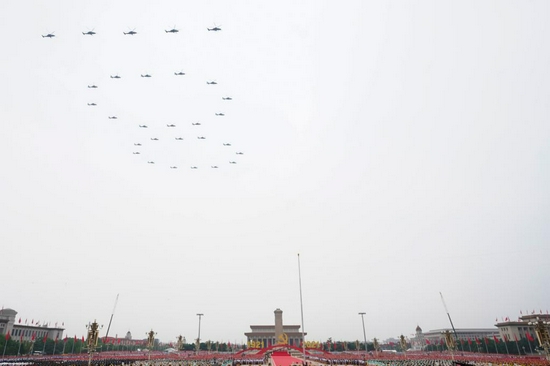 2021年7月1日上午，庆祝中国共产党成立100周年大会在北京天安门广场隆重举行。这是大会开始前的飞行庆祝表演（2021年7月1日摄）。新华社记者 高洁 摄
