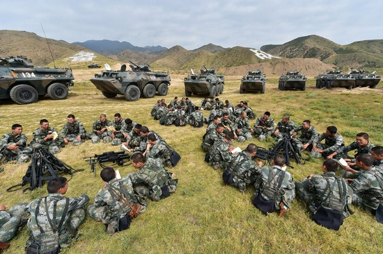 陆军某部“大功三连”官兵利用训练间隙组织理论学习（2016年9月21日摄）。新华社发（原俊敏摄）