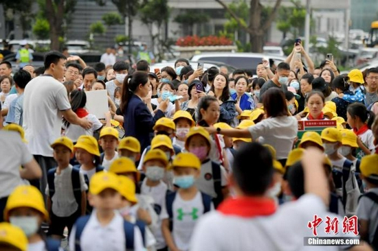 8月23日，长春市第一实验中海小学的新生家长们目送学生进入校园。中新社记者 张瑶 摄