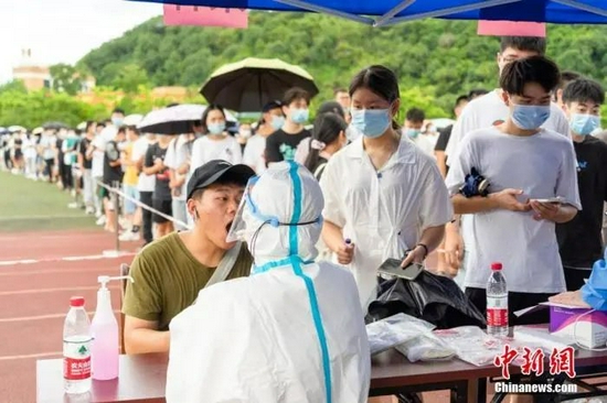 Medical staff sampled nucleic acid for students of Fuzhou University.Photo by Fan Xinchen