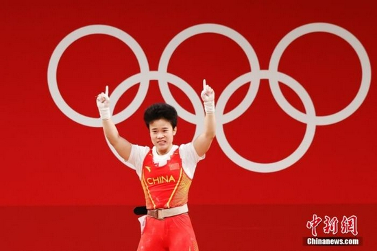  7月24日下午，东京奥运会女子49公斤级举重决赛在东京国际论坛大厦举行，中国举重名将侯志慧不负众望，以抓举94公斤，挺举116公斤，总成绩210公斤成功夺冠。中新社记者 韩海丹 摄