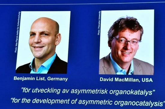 当地时间2021年10月6日，瑞典斯德哥尔摩，2021年诺贝尔化学奖揭晓，本亚明·利斯特（Benjamin List）和戴维·麦克米伦（David MacMillan）获得这一奖项。图/IC photo