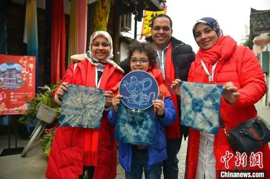 来自埃及的Abdelfatah Abomohra一家人展示亲手制作的中国传统杂染作品。苗志勇 摄