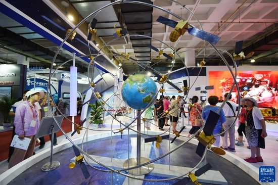 参观者在第二十届中国北京国际科技产业博览会上参观展出的北斗卫星导航系统模型（2017年6月9日摄）。新华社记者 鞠焕宗 摄