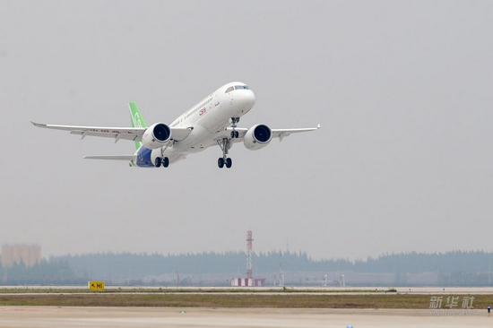 2017年5月5日，国产大型客机C919在上海浦东国际机场首飞成功。