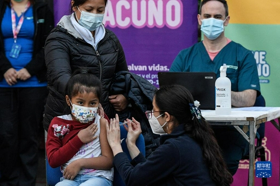  9月27日，一名儿童在智利首都圣地亚哥的普罗维登西亚学校接种科兴新冠疫苗。新华社发（豪尔赫·比列加斯摄）