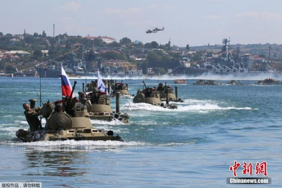 资料图：当地时间2019年7月26日，俄罗斯海军在黑海举行海军日阅兵彩排，多种军舰和武器集中亮相。