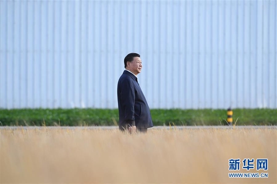 2018年9月25日,中共中央总书记、国家主席、中央军委主席习近平抵达黑龙江省开始考察。这是习近平在黑龙江农垦建三江管理局了解粮食生产和收获情况。 新华社记者燕雁摄