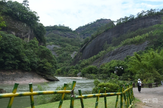 山奇、水秀、林幽的武夷山国家森林公园（央广网记者 龚雯摄）