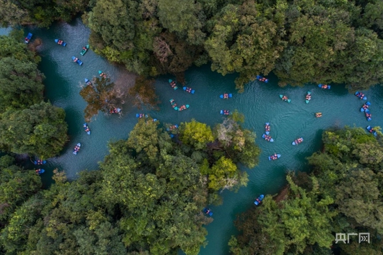 2021年6月28日，荔波小七孔景区游人如织（央广网发 姚先顿 摄）