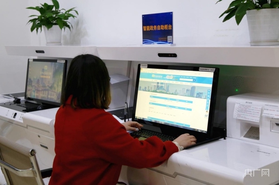 贵州省智能政务自助柜台（央广网记者 周娴 摄）
