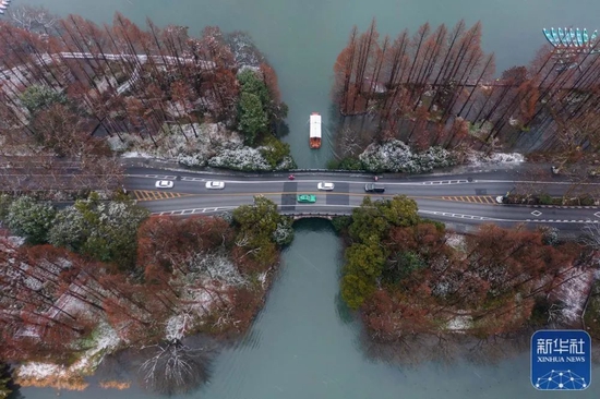 1月29日，一艘游船行驶在西湖景区（无人机照片）。