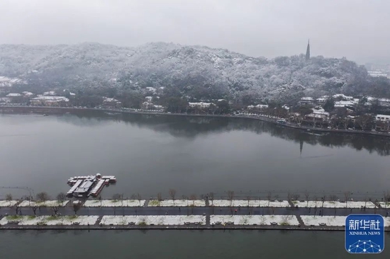  被白雪覆盖的西湖白堤（1月29日摄，无人机照片）。