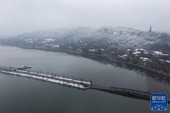  被白雪覆盖的西湖景区（1月29日摄，无人机照片）。