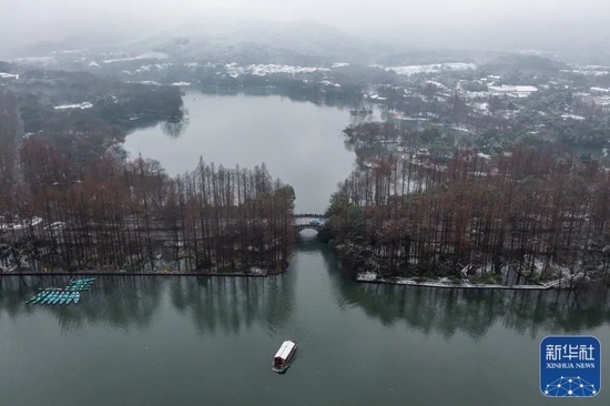  1月29日，一艘游船行驶在西湖景区（无人机照片）。