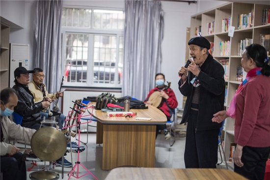 居民在湖北武汉东湖新城社区活动室唱楚剧（2021年3月31日摄）。新华社记者 肖艺九 摄