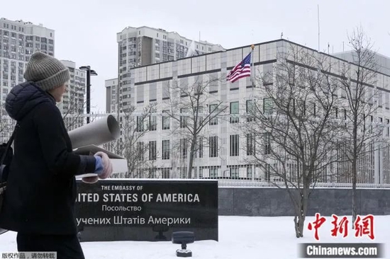 1月24日，乌克兰基辅，一名女子路过美国驻乌克兰大使馆。