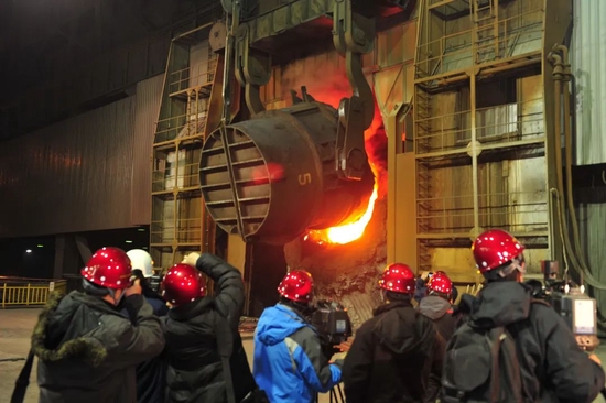 2010年12月，首钢最后一炉钢冶炼。（图源：工人日报）