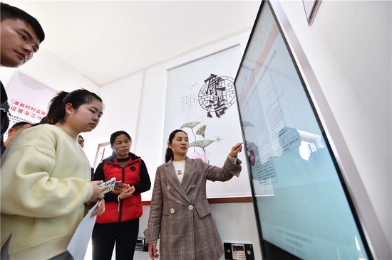 　　村民在广西鹿寨县鹿寨镇波井村政务服务中心学习使用“廉情驿站”（2021年12月16日摄）。“廉情驿站”集廉政知识宣传、廉情信息收集、全天候网上监督等功能为一体，村民通过手机就能对村内事务进行24小时“云监督”。新华社记者 黄孝邦 摄