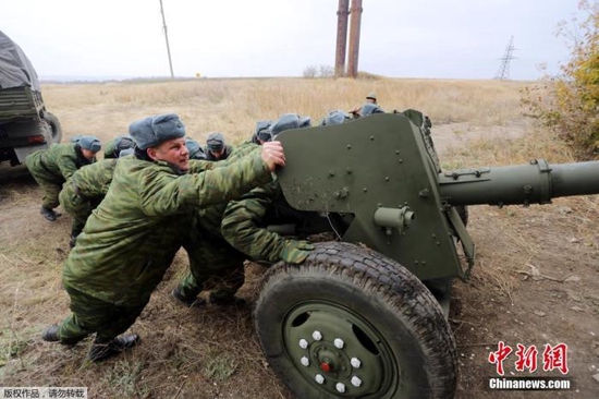 资料图：顿涅茨克地区民间武装将反坦克武器撤出该地区。