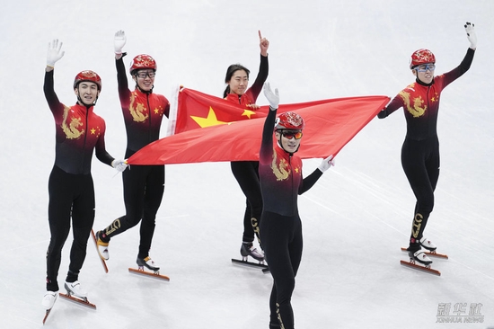 2月5日，在首都体育馆举行的北京2022年冬奥会短道速滑项目混合团体接力决赛中，由范可欣、任子威、曲春雨、武大靖、张雨婷组成的中国队夺得冠军。