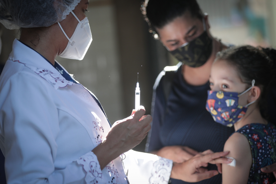 巴西里约，儿童接种新冠疫苗（资料图）