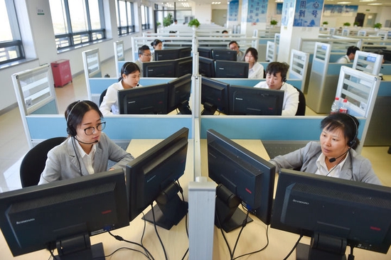 在位于北京亦庄的12345市民热线话务大厅，工作人员接听热线电话（2019年11月13日摄）。新华社记者 彭子洋 摄