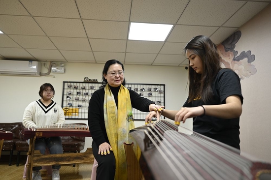 2月18日，王晓红在指导学生演奏古筝。新华社记者贺书琛摄