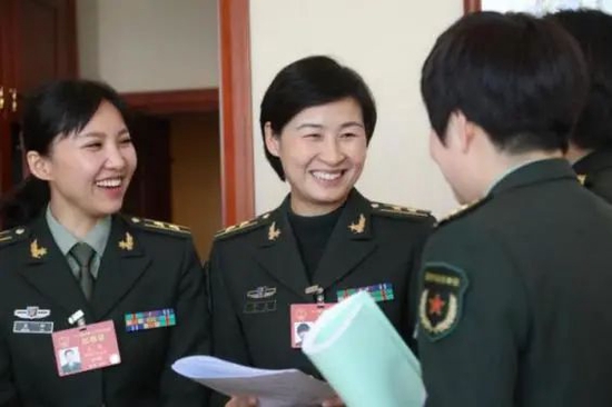 2017年3月7日，全国人大代表刘洋（左二）等在解放军代表团小组会议间隙交流。