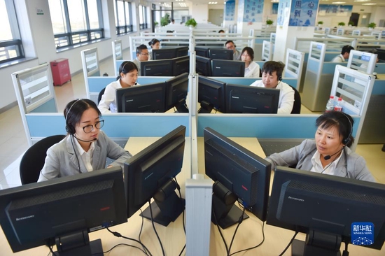 在位于北京亦庄的12345市民热线话务大厅，工作人员接听热线电话（2019年11月13日摄）。 新华社记者 彭子洋 摄