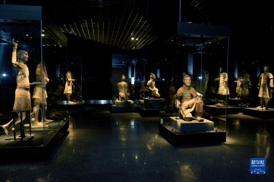 西安秦始皇帝陵博物院举办的“真彩秦俑”展览现场（2014年11月21日摄）。新华社发（张天柱 摄）