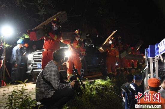 图为救援现场，消防救援人员运送救援物资抵达现场 何华文 摄