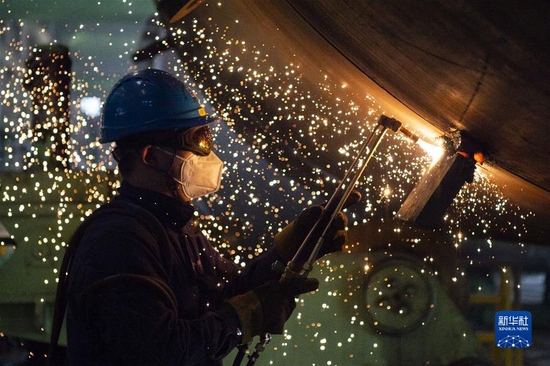 3月28日，工人在哈电集团哈尔滨锅炉厂有限责任公司生产车间内作业，在从严从实做好防控工作的同时稳产保供。新华社记者 谢剑飞 摄