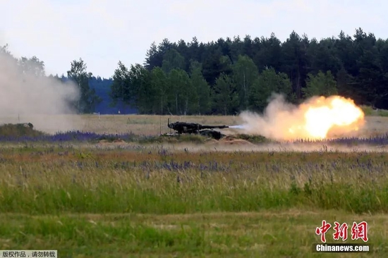  资料图：北约年度演习举行，图为美军装甲车参加军演。