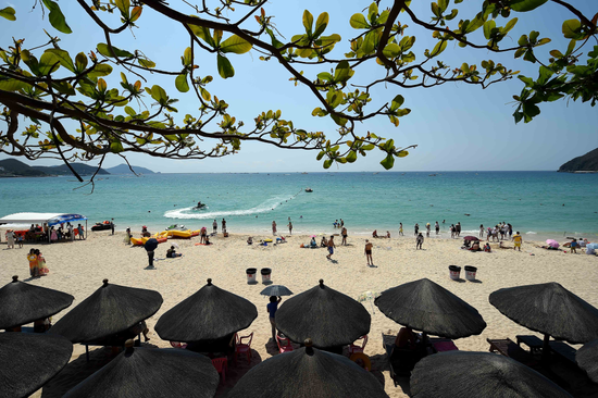  2020年10月6日，游客在三亚市大东海游玩。新华社记者 郭程 摄